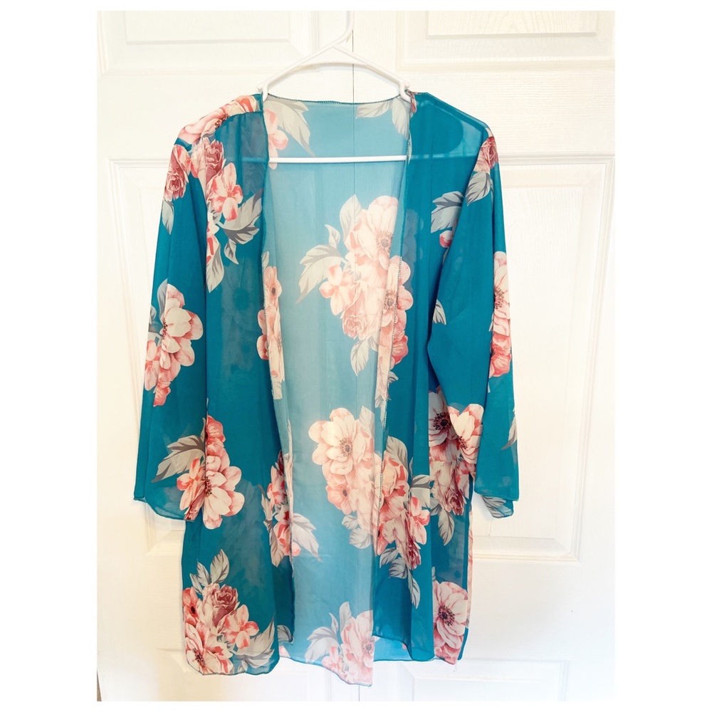 Kimono, turquoise with pink flowers.